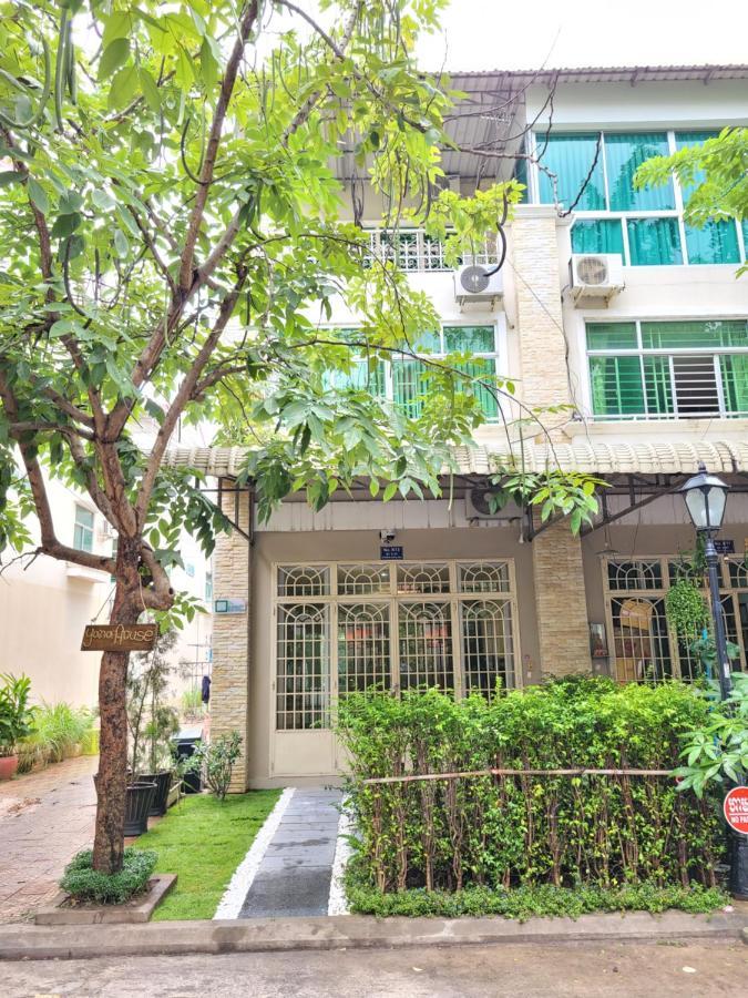 Yana House Phnom Penh Hotel Exterior photo